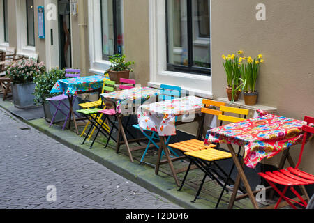 Den Haag, Niederlande - 15 April, 2018: Café im Freien. Stühle und Tische auf dem Bürgersteig Stockfoto