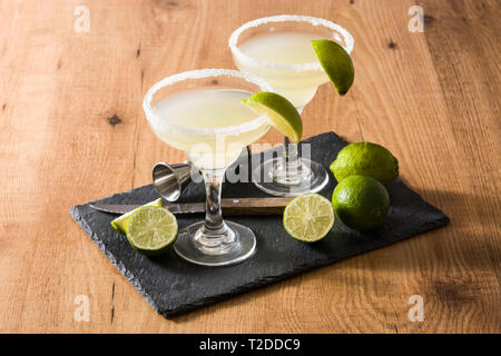 Margarita Cocktails mit Kalk, Glas auf Holz- Tabelle Stockfoto