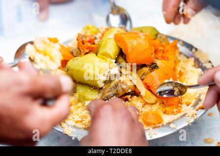 Couscous Bidaoui. Marokkanisches Couscous mit Hähnchen und 7 Gemüse - Karotten, Lauch, Zucchini, Tomaten, Kürbis, Rüben, Kartoffeln. Stockfoto