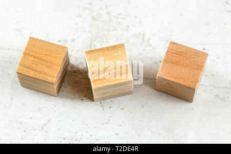 Drei leere Holz spielen cube Blöcke auf dem Whiteboard. Stockfoto
