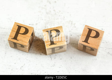 Drei Holzwürfel mit Buchstaben PPP für Lob Bild drücken Sie auf dem Whiteboard steht Stockfoto