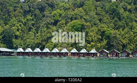 Schwimmendes Hotel Häuser und blauer Himmel in khao sok Stockfoto