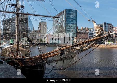 Alten platz manipulierten Segelschiff vor modernen Bürogebäuden günstig Stockfoto