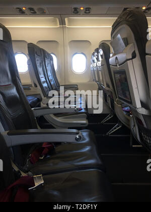 Eine leere Zeile in der Economy Class im Flugzeug Stockfoto