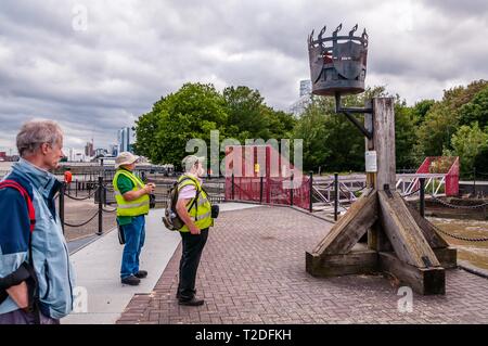 Das millenium Leuchtfeuer an der East India Dock Basin, London, England, Großbritannien Stockfoto