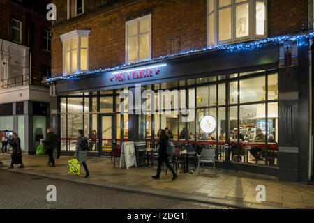 Ein Zweig der Pret a Manger Sandwich Bars in Cambridge in der Abenddämmerung. Stockfoto