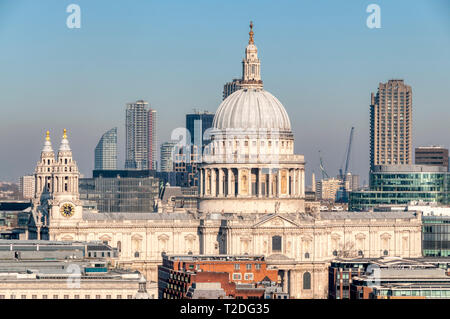 Erhöhte Teleaufnahme des Südens Erhöhung von St Paul's Cathedral, London. Stockfoto