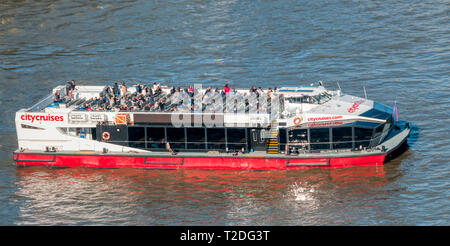Touristen an Bord der Stadt Kreuzfahrten Flaggschiff Schiff Millennium Diamant auf der Themse. Stockfoto