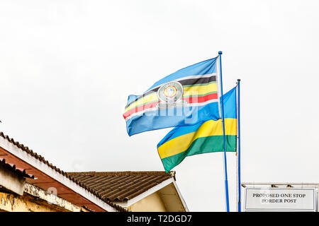 East African Community und ruandischen Fahnen an der Grenze zwischen Ruanda und der Demokratischen Republik Kongo Stockfoto