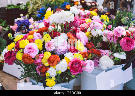 Eimer mit schönen und bunten Blumensträuße sind für den Verkauf an einen Bauernmarkt Abschaltdruck Stockfoto