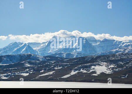 Schneebedeckten Mount Timpanogos und die Wasatch Mountains von Heber, Utah, USA gesehen, im späten Winter. Stockfoto