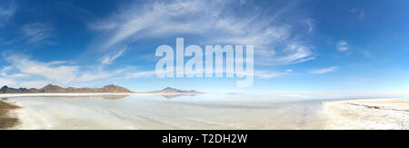 Rocky Mountains in der Nähe von Bonneville Salt Flats mit einer dünnen Schicht Wasser gesehen, in Tooele County, Utah, USA. Stockfoto