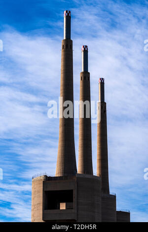 Die drei Schornsteine des alten Heizkraftwerk von Sant Adrià del Besos, Barcelona, Katalonien, Spanien, Europa. Stockfoto