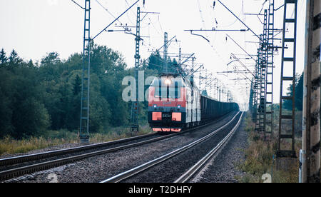 Sommer Russische Eisenbahn. Lokomotive fährt auf die Russische Bahn. Eisenbahn. Russland, Leningrad Region, 3. August 2018 Stockfoto