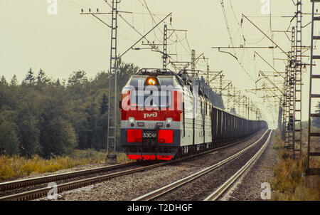 Sommer Russische Eisenbahn. Lokomotive fährt auf die Russische Bahn. Eisenbahn. Russland, Leningrad Region, 3. August 2018 Stockfoto