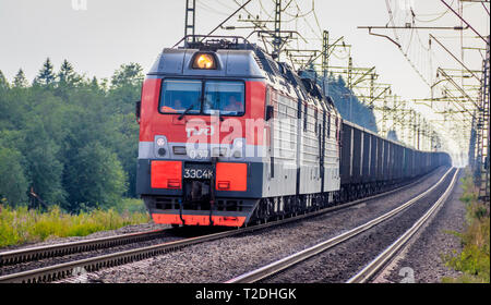 Sommer Russische Eisenbahn. Lokomotive fährt auf die Russische Bahn. Eisenbahn. Russland, Leningrad Region, 3. August 2018 Stockfoto