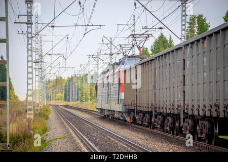 Sommer Russische Eisenbahn. Lokomotive fährt auf die Russische Bahn. Eisenbahn. Russland, Leningrad Region, 3. August 2018 Stockfoto