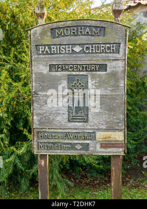 12. jahrhundert Morham Pfarrkirche verblasst Holz- Information Board, East Lothian, Schottland, Großbritannien Stockfoto