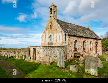 Morham Pfarrkirche aus dem 12. Jahrhundert und alten Friedhof mit verschlissenen Grabsteine, East Lothian, Schottland, Großbritannien Stockfoto