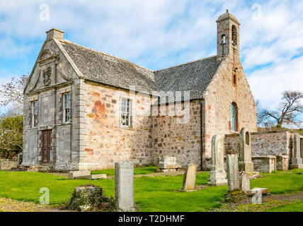 Morham Pfarrkirche aus dem 12. Jahrhundert und alten Friedhof mit verschlissenen Grabsteine, East Lothian, Schottland, Großbritannien Stockfoto