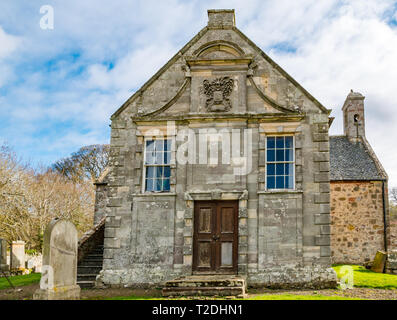 Morham Pfarrkirche aus dem 12. Jahrhundert und alten Friedhof mit verschlissenen Grabsteine, East Lothian, Schottland, Großbritannien Stockfoto