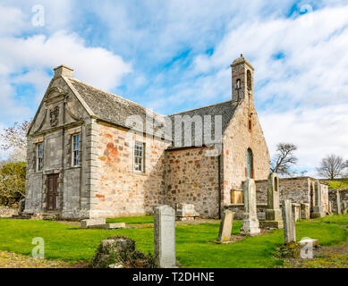 Morham Pfarrkirche aus dem 12. Jahrhundert und alten Friedhof mit verschlissenen Grabsteine, East Lothian, Schottland, Großbritannien Stockfoto