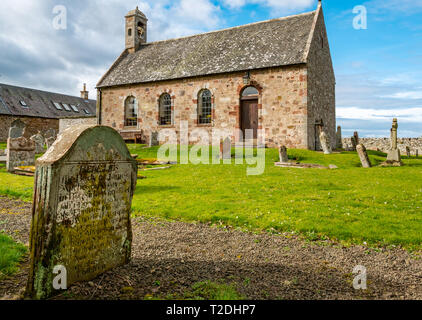Morham Pfarrkirche aus dem 12. Jahrhundert und alten Friedhof mit verschlissenen Grabsteine, East Lothian, Schottland, Großbritannien Stockfoto