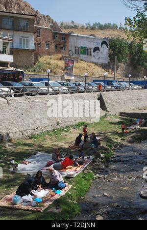 Menschen bei einem Picknick am Fluss in der Wohnhöhle Dorf Kandovan, Iran Stockfoto