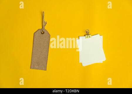 Braun Recycling Papier tag Preis mit Papier Hinweis für das Geschäft mit Clip aus Metall auf lebendige gelb Hintergrund Stockfoto