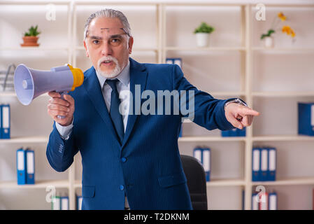 Im Alter von männlichen Mitarbeiter im Büro Stockfoto