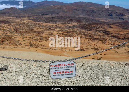 Kein Übertreten anmelden, um eine wüstenähnliche Landschaft über den Wolken an den Hängen des Teide, Teneriffa, Kanarische Inseln, Spanien Stockfoto