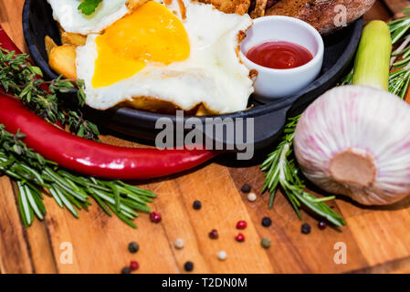 In der Nähe der Pfanne mit grossen Mahlzeit mit Würstchen. Selektiver Fokus Stockfoto