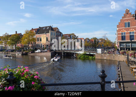 Leiden, Niederlande - 13 Oktober, 2018; Bootsfahrt auf der Herengracht im Zentrum der Stadt Leiden Stockfoto