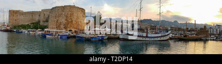 Kyrenia, Zypern - 27. November 2018: Panoramablick auf das Erfassen der historischen 7. Jahrhundert AD Schloss Boote und Alten Hafen in Paphos, Zypern Stockfoto
