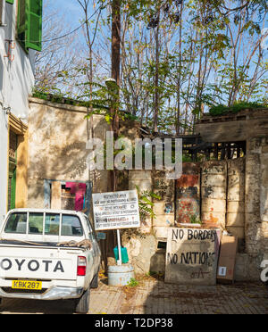 Nicosia, Zypern - 26. November 2018: Fässer an einer Barrikade point und Sentry post im geteilten Nikosia, der Hauptstadt der Insel Zypern Stockfoto