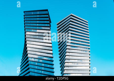 Zwei modernes hohes Business Hochhäuser mit viel Glas windows gegen den blauen Himmel - Bild Stockfoto