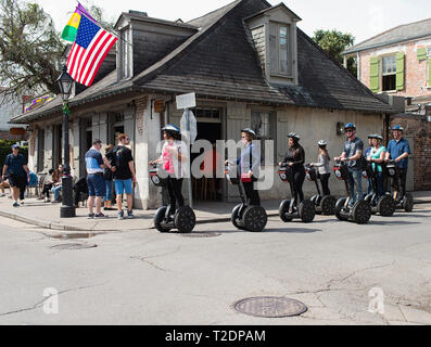 Ein Segway Tour vor Lafitte's Blacksmith Shop Bar, New Orleans, Louisiana. Stockfoto