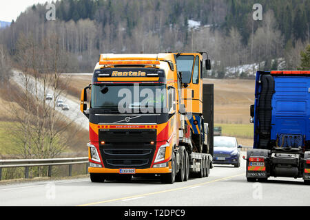 Salo, Finnland - 29. März 2019: Gelb Volvo FH Truck von Rantala Yhtiot Hols terminal Traktor auf Anhänger in Highway Traffic an einem Tag des Frühlings. Stockfoto