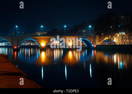 Georgien, Tiflis - 05.02.2019. - Blick auf die trockenen Brücke über Mtkvari River. Nacht Szene Fotografie - Bild Stockfoto