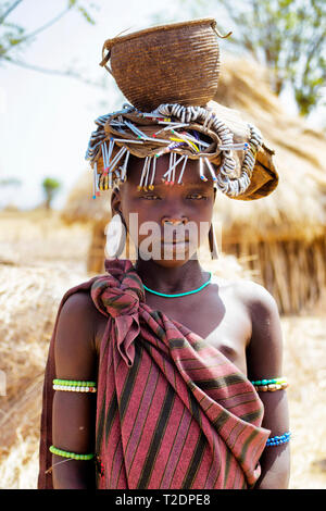 Mursi Junge in der ländlichen Region des südlichen Äthiopien © Antonio Ciufo Stockfoto