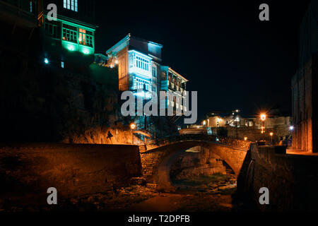 Georgien, Tiflis - 05.02.2019. - Nacht Foto in Abanotubani, Schwefelbäder Bezirk neben Schwefel Wasser Frühling in der Altstadt von Tiflis Stockfoto