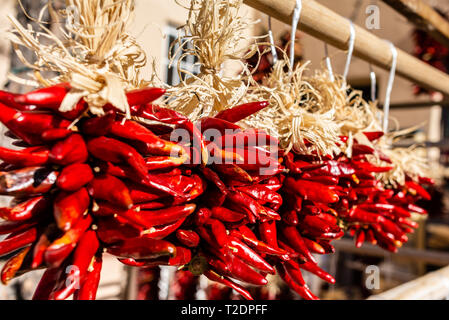 Rote Chile Pepper ristras der kleinen pequin Paprika zum verkauf in Santa Fe, New Mexico, USA. Stockfoto