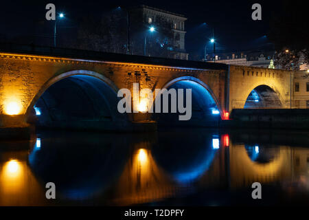 Georgien, Tiflis - 05.02.2019. - Berühmte chemische Brücke über den Fluss Mtkvari mit bunten Lichtern in der Nacht beleuchtet Stockfoto