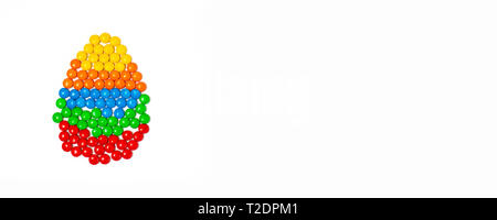 Frohe Ostern Banner. oncept Ei in Form von bunten Bonbons auf weißem Hintergrund Nahaufnahme, Ansicht von oben. kopieren. Stockfoto