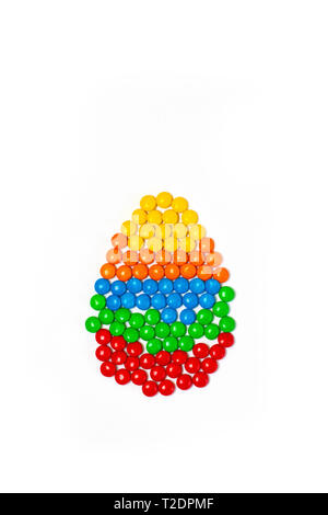 Frohe Ostern Banner. oncept Ei in Form von bunten Bonbons auf weißem Hintergrund Nahaufnahme, Ansicht von oben. kopieren. Stockfoto