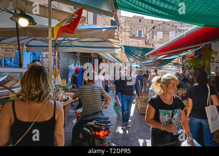 Palermo, Italien - September. 2018. Meeresfrüchte und Gemüse Stände in der ballarò Markt, dem ältesten Lebensmittelmarkt in Palermo. Stockfoto