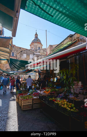 Palermo, Italien - September. 2018. Meeresfrüchte und Gemüse Stände in der ballarò Markt, dem ältesten Lebensmittelmarkt in Palermo. Stockfoto