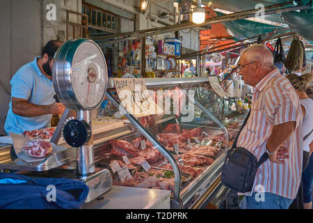 Palermo, Italien - September. 2018. Meeresfrüchte und Gemüse Stände in der ballarò Markt, dem ältesten Lebensmittelmarkt in Palermo. Stockfoto