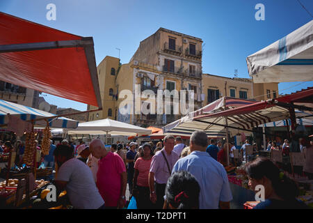 Palermo, Italien - September. 2018. Meeresfrüchte und Gemüse Stände in der ballarò Markt, dem ältesten Lebensmittelmarkt in Palermo. Stockfoto