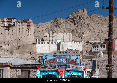 Ein bunter LKW steht vor der alten Palast, in den Himalaya Mountain Stadt Leh, Ladakh, Jammu und Kaschmir. Indien. Stockfoto